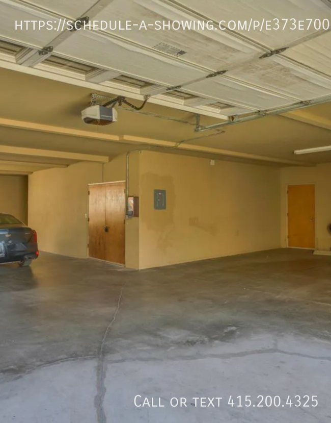 Building Photo - 250 Monroe St