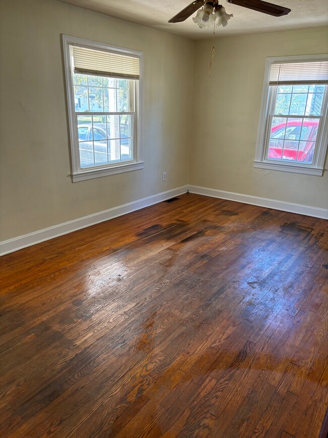 Building Photo - 114 S Center St