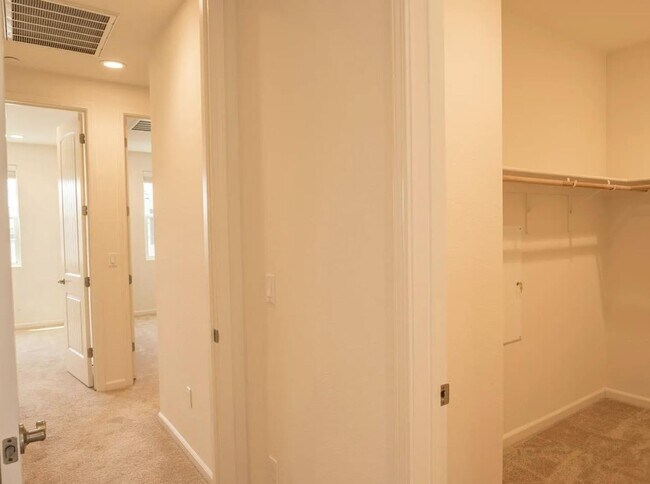 Building Photo - 39872 Sawyer Terrace