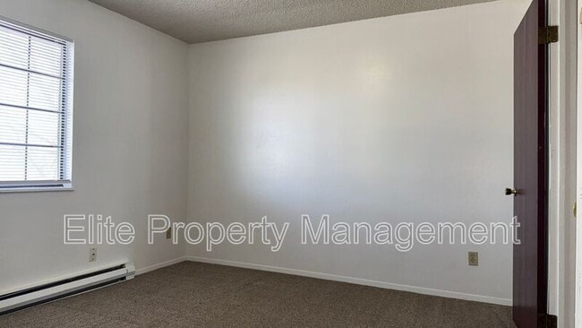 Building Photo - 25 Royal Crest Dr