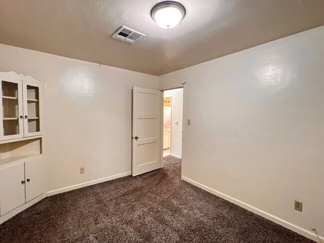 Building Photo - Central Bakersfield Home