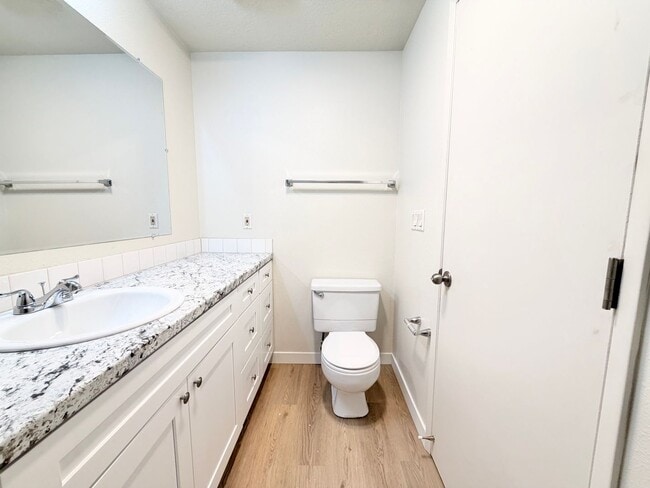 Building Photo - Lake Oswego 2 Bedroom Condo with $500 Move-In Incentive – Utilities Included!