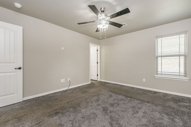 Building Photo - 4 BEDROOM!!! Located in River Road