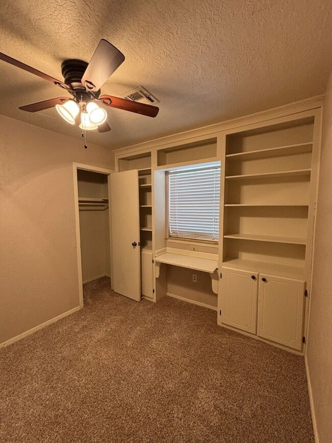 Building Photo - 3 bedroom, 1 3/4 baths NOW AVAILABLE in the Eisenhower School District!