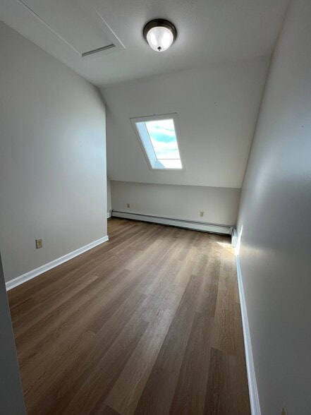 Building Photo - 981 Valley St