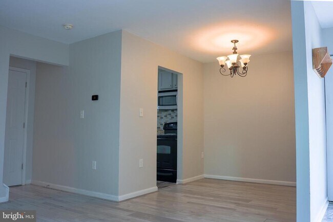 Building Photo - 8622 Village Square Dr