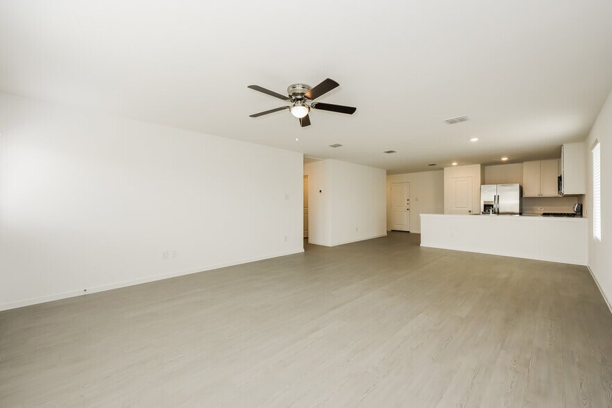 Building Photo - 2225 Crested Saguaro St