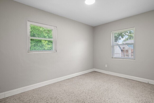 Building Photo - 613 Edgecliff Dr