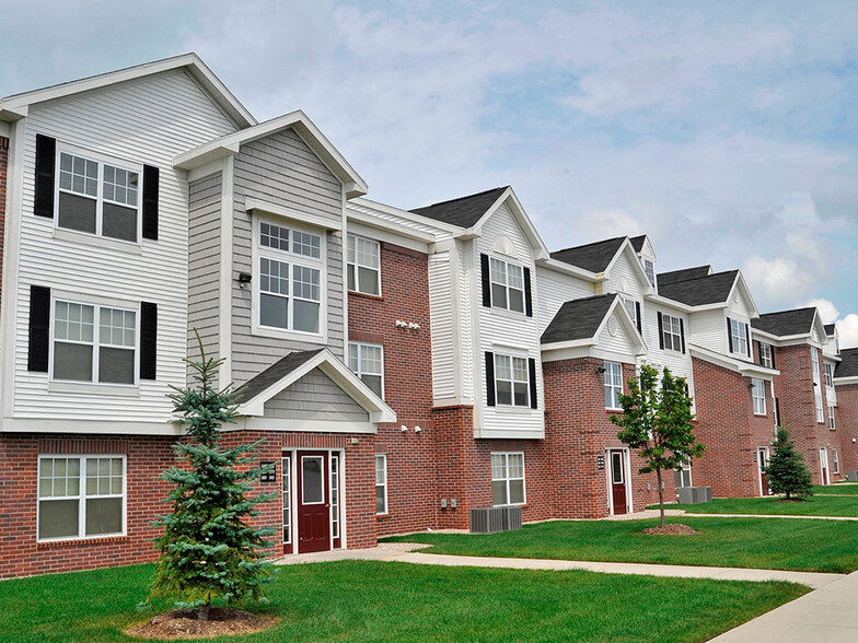 Apartment Exterior - Towne Lakes Apartments