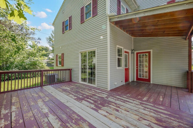 Building Photo - 804 N Van Buren St