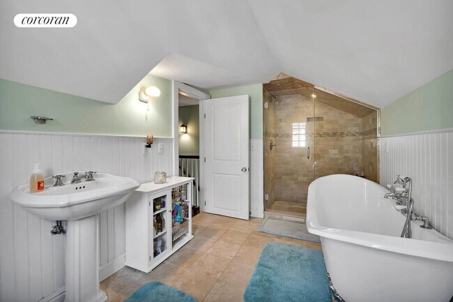 Building Photo - 26 Henry St