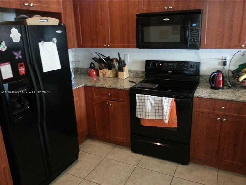 Building Photo - 10885 NW 89th Ter