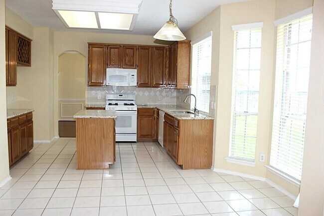 Building Photo - 4614 Forest Home Dr