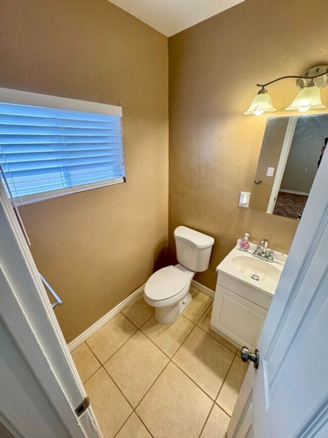 Building Photo - Charming 2 Bed 2 Bath Duplex Home on Large...