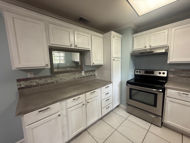 Building Photo - 100 Pineview St