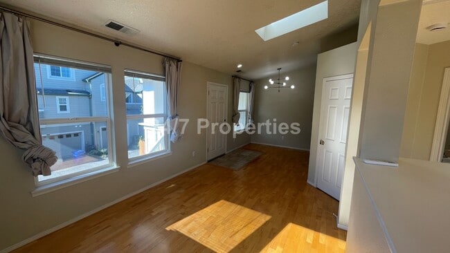 Building Photo - Cozy and Modern 1 BD | 1 BA w/ Amenities -...