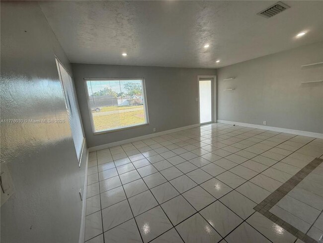 Building Photo - 2 bedroom in Hollywood FL 33023