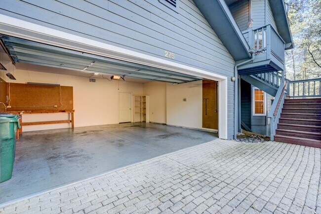 Building Photo - Spacious 3 Bed, 3 Bath Home in Hidden Valley Ranch!