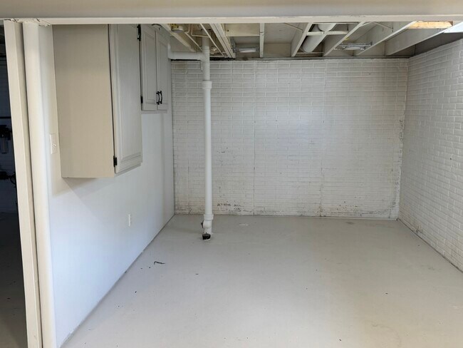 Building Photo - 2319 Pinehurst St