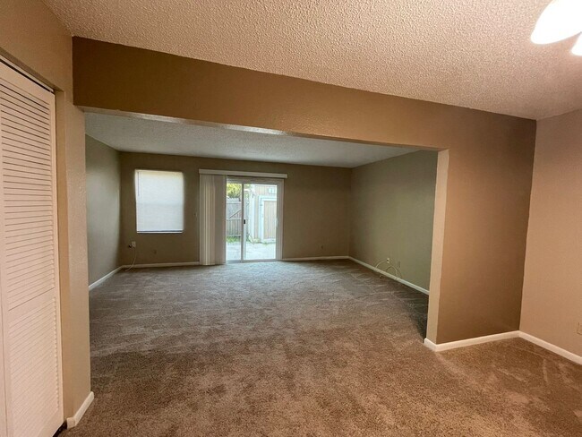 Building Photo - Townhome in Ormond Beach