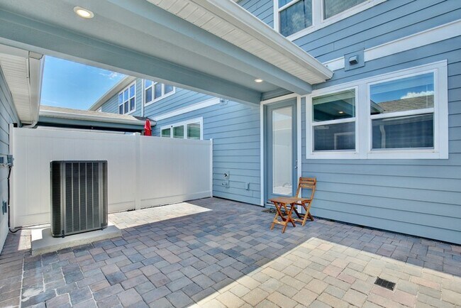 Building Photo - Beautiful 3/2.5 Modern Townhome with a Pri...