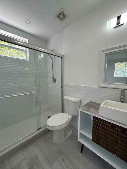 Building Photo - 3823 Thomas Ave