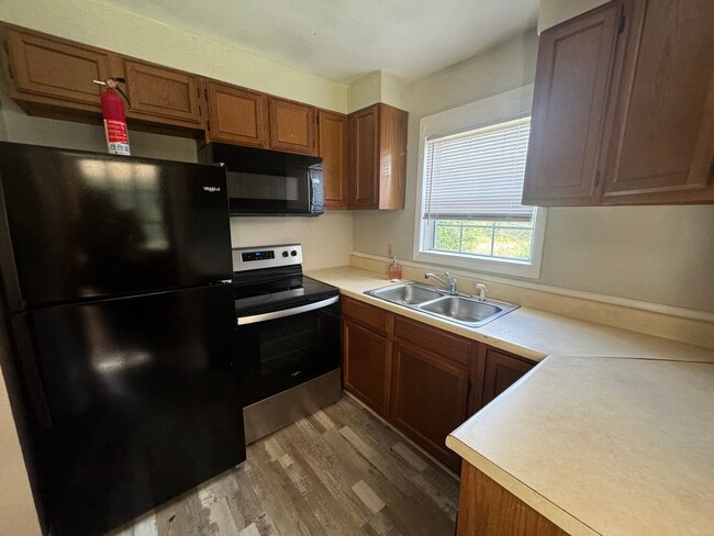 Building Photo - Cute Frame Home in Grand Ridge, Florida