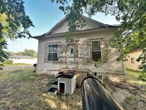 Building Photo - 1200 E 3rd-2 Bedroom house