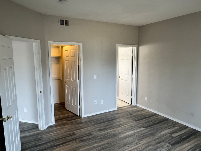 Building Photo - 8673 E Dry Creek Rd