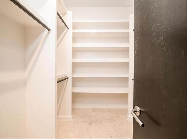 Building Photo - 1907 W 30th St