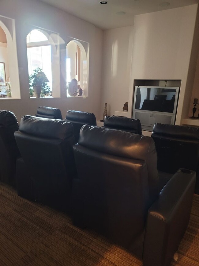 Building Photo - The Perfect One Bedroom, One Bath Condo