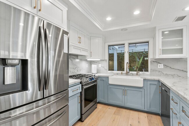 Building Photo - Remodeled Huntington Home!