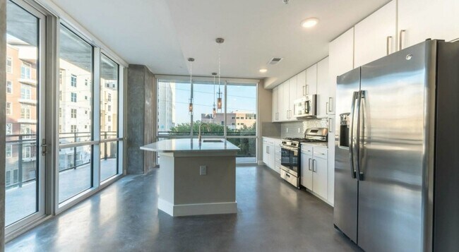Building Photo - 1825 N San Jacinto St