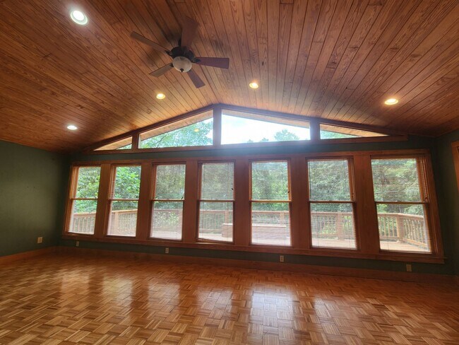 Building Photo - Mountain Escape!