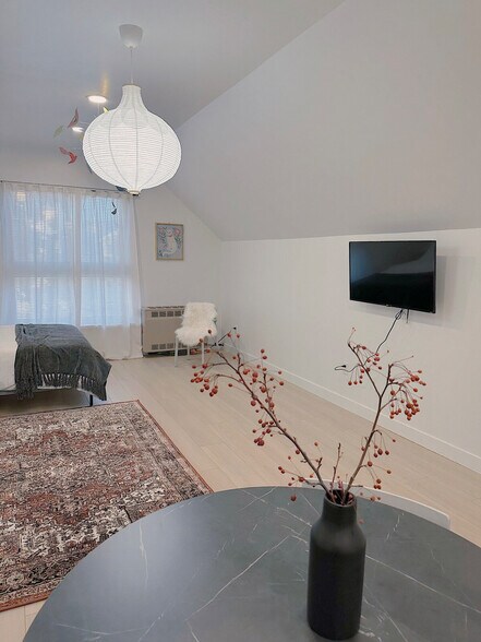 Building Photo - 854 W 13th Ave