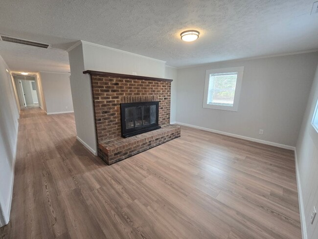 Building Photo - NEW LISTING!!!!!