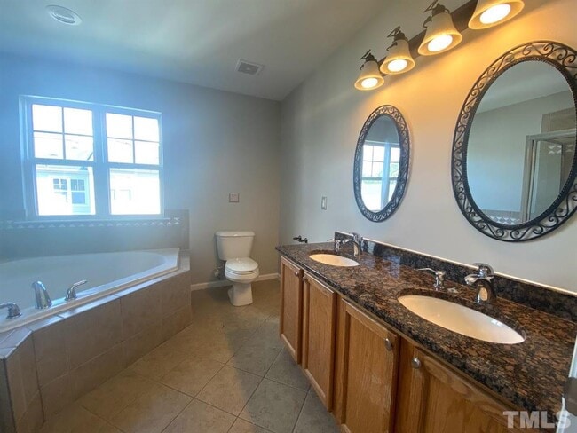 Building Photo - 3 Bedroom Townhome for Rent Apex