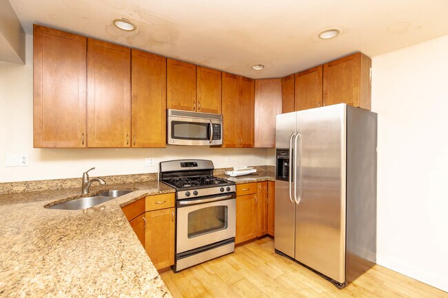 Primary Photo - 6301 N Francisco Ave