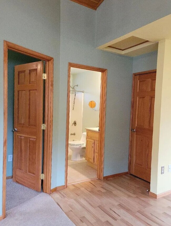 Building Photo - Very neat unit in Poulsbo area.