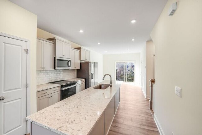 Building Photo - 2BR Townhome w/ 2 En-Suite Baths + Garage in 28208