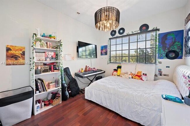 Building Photo - 1360 SW 142nd Ave