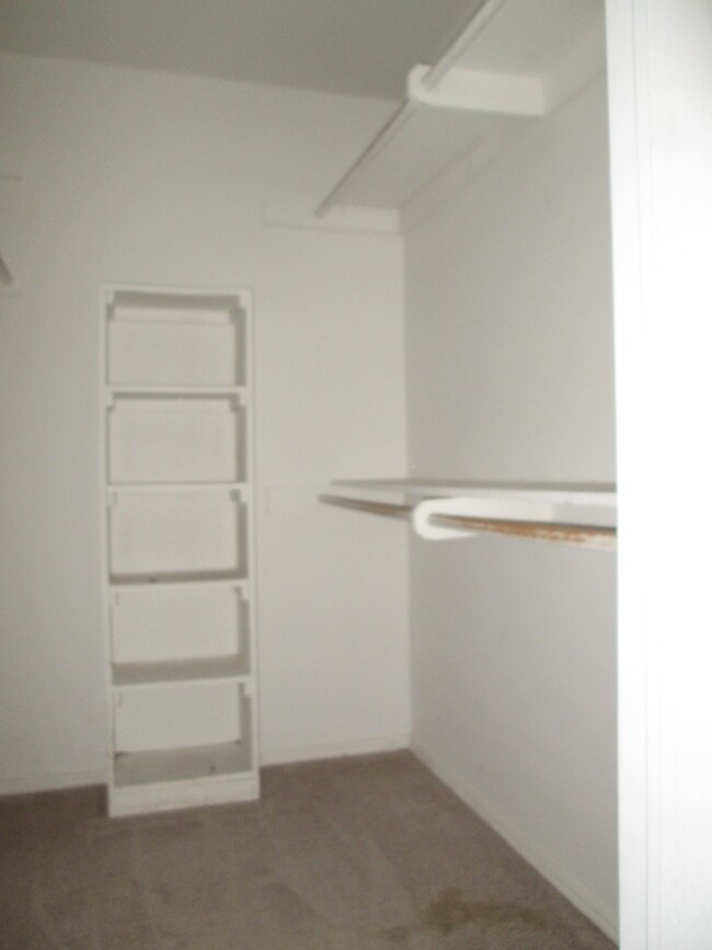 Building Photo - PRELEASING for Aug 2025! (3) Bed/(2) Bath ...