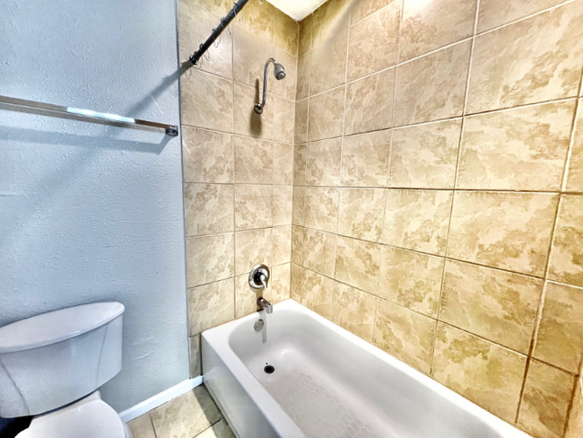 Building Photo - 3822 Englewood Cir