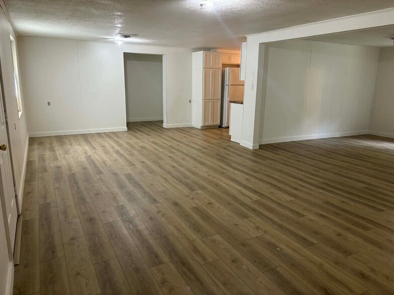 Building Photo - 401 E Boles St