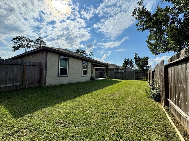 Building Photo - 14273 Lake Lodge Dr