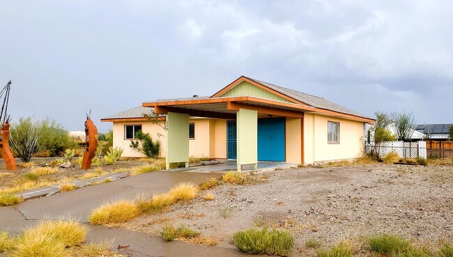 250 W 8th - 250 W 8th St