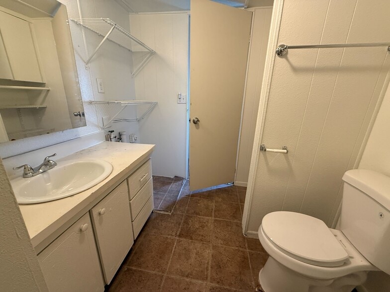 Building Photo - 3601 E Wyoming Ave