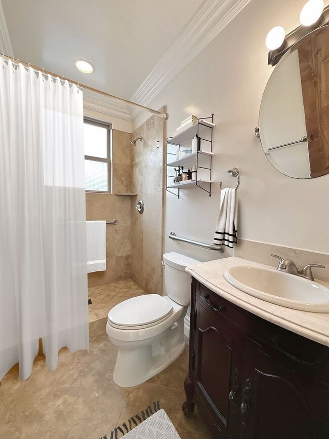 Building Photo - Gorgeous 3 Bed / 2 Bath Duplex in the Vill...