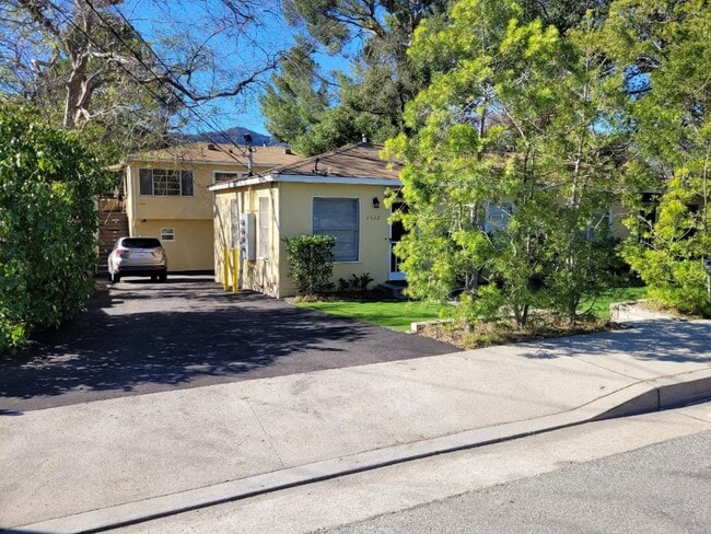 Primary Photo - 2626 Montrose Ave