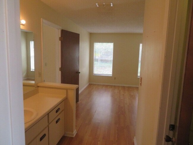 Building Photo - OVIEDO 3BR 2BA home in Alafaya Woods! Fenc...